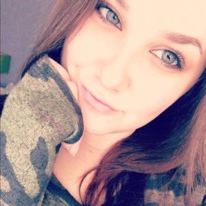 Meet your Posher, Becca
